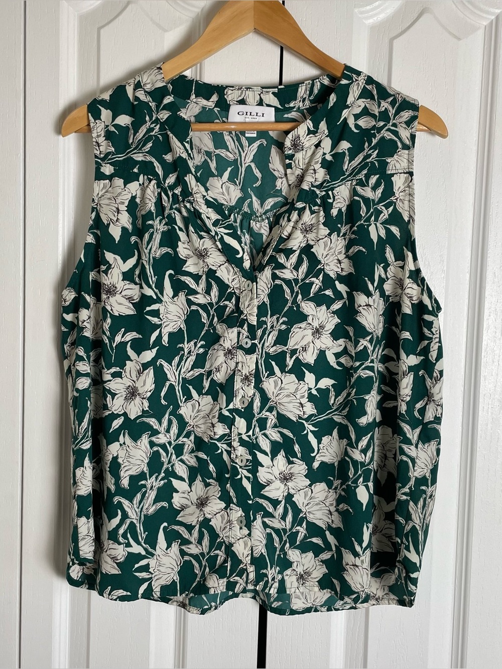 Gilli Sleeveless V-Neck Blouse Women’s XL Green White Floral Button Down Work